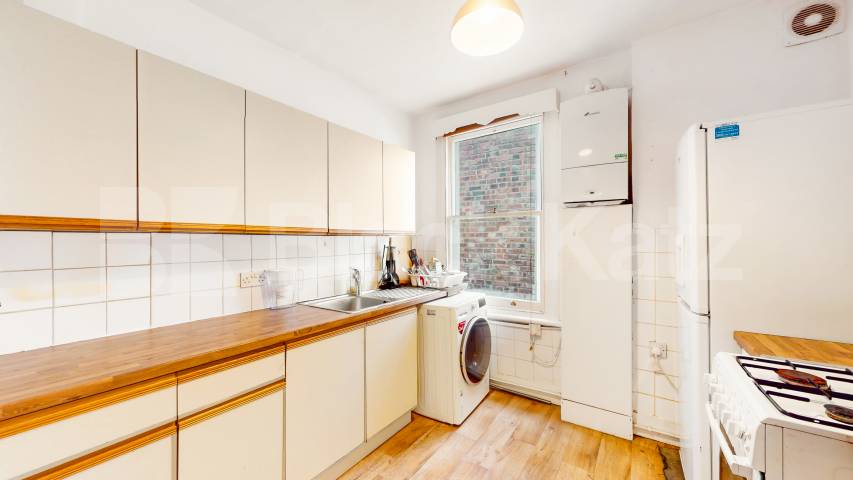 Located close to Turnpike lane Station is this large 3 bedroom property Willoughby Road, Turnpike Lane 